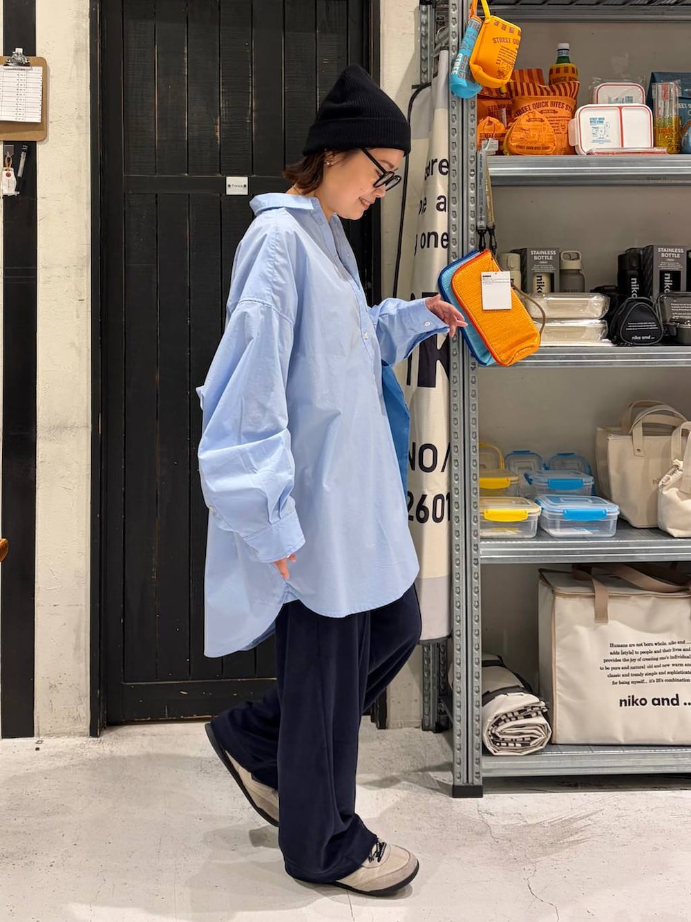 ブルー系のトートバッグ、ブルー系のシャツ/ブラウス、ブルー系のその他パンツを着用したレディースの春コーディネートの6枚目の写真