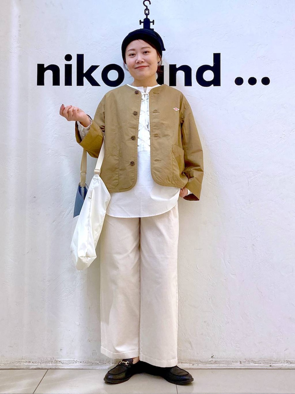 ホワイト系のTシャツ/カットソー、ベージュ系のノーカラージャケット、ベージュ系のトートバッグを着用したレディースの春コーディネートの2枚目の写真