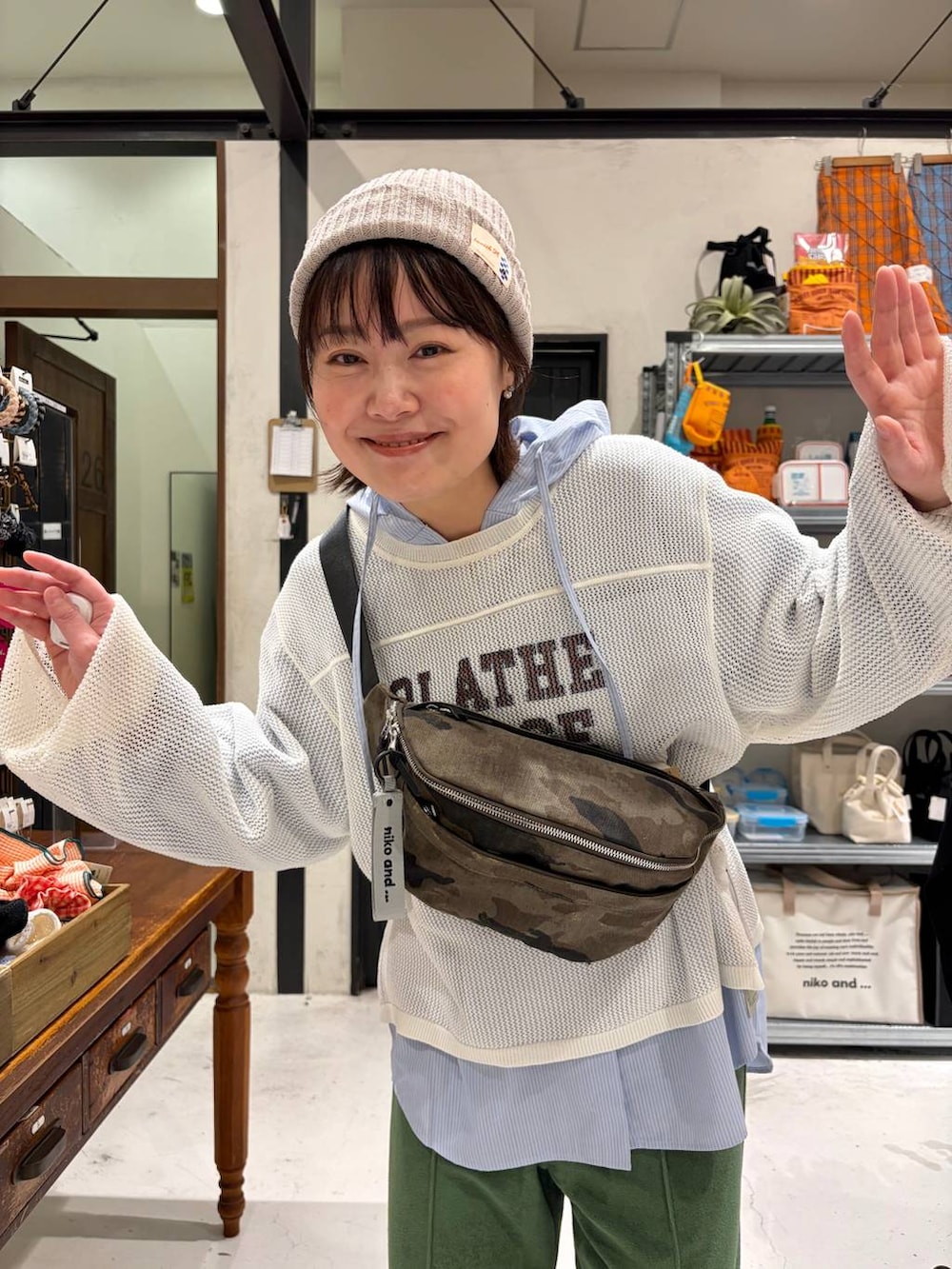 グリーン系のその他パンツ、その他のボディバッグ/ウエストポーチ、ブルー系のシャツ/ブラウスを着用したレディースの春コーディネートの6枚目の写真