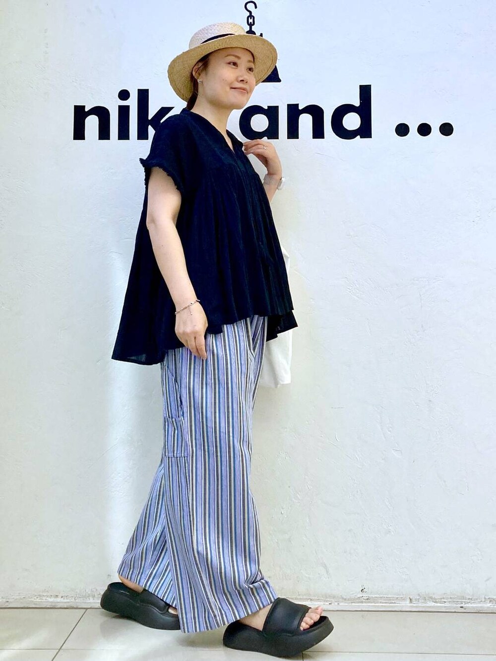 ブラック系のサンダル、パープル系のその他パンツ、ホワイト系のデジタル腕時計を着用したレディースの春コーディネートの4枚目の写真