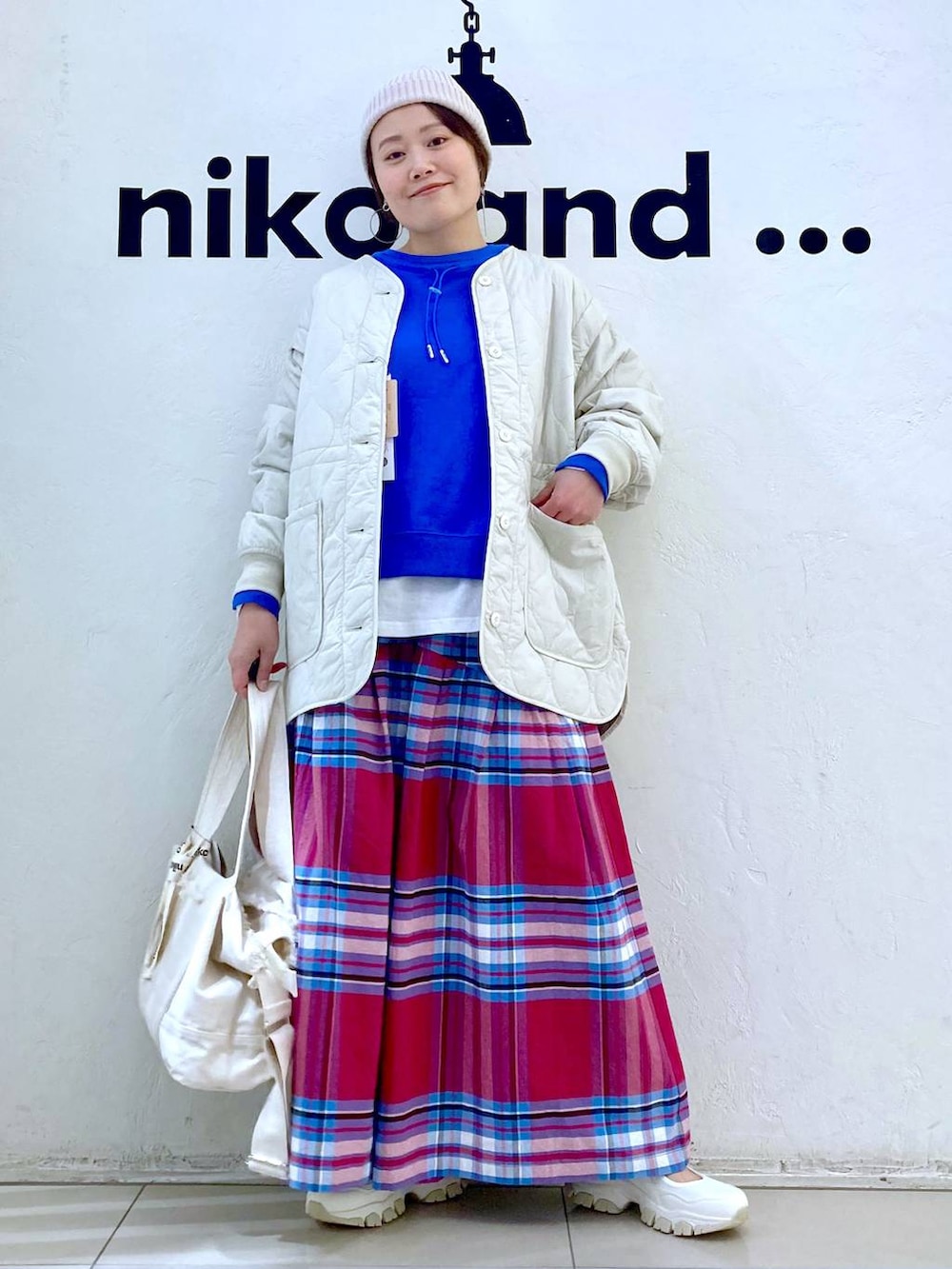 ピンク系のその他パンツ、ベージュ系のショルダーバッグ、ホワイト系のTシャツ/カットソーを着用したレディースの春コーディネートの2枚目の写真