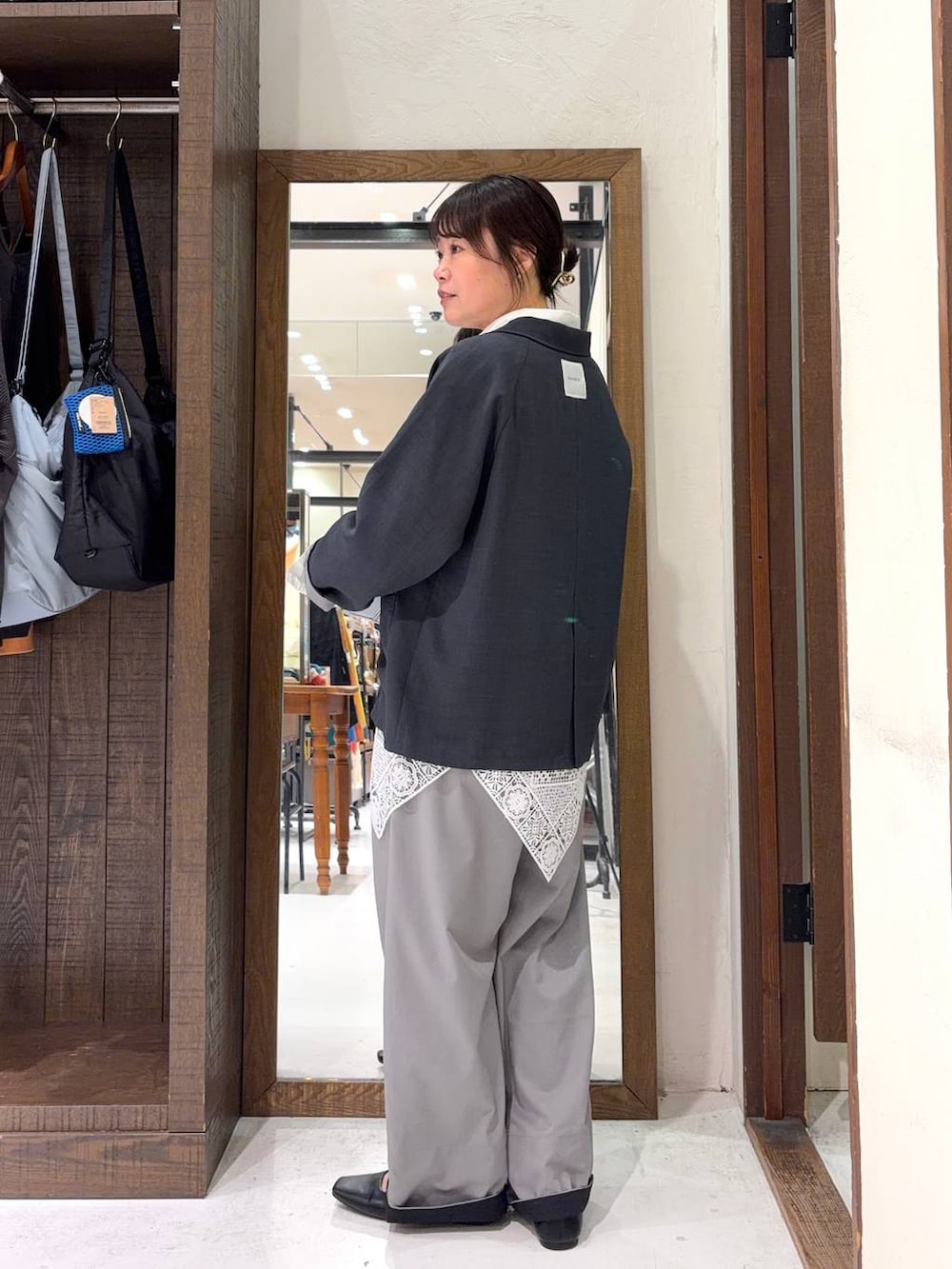 ホワイト系のシャツ/ブラウス、ブルー系のショルダーバッグ、イエロー系のブローチ/コサージュを着用したレディースの冬コーディネートの4枚目の写真