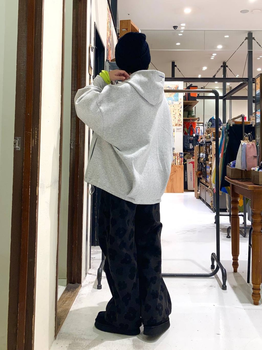 ブラック系のモカシン/デッキシューズ、グレー系のその他パンツ、グレー系のパーカーを着用したレディースの冬コーディネートの4枚目の写真