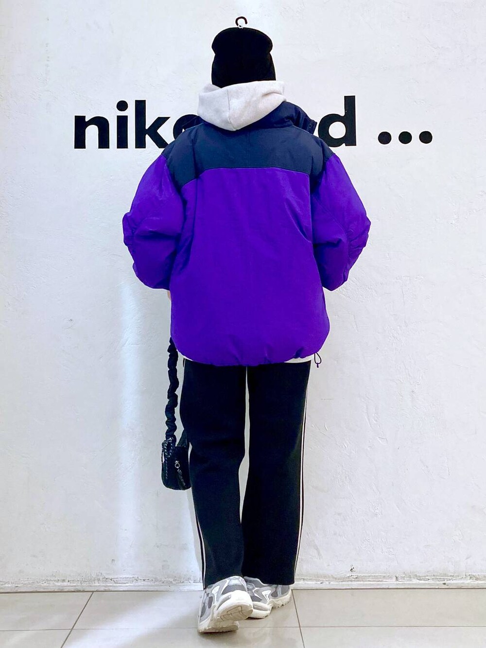 ブラック系のその他パンツ、パープル系のその他アウター、ブラック系のショルダーバッグを着用したレディースの冬コーディネートの4枚目の写真