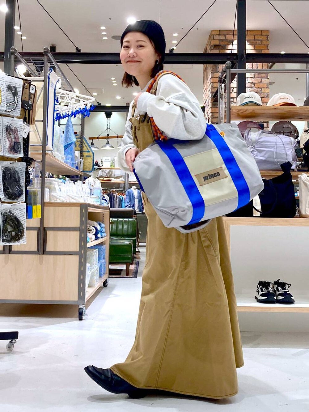 シルバー系のピアス(両耳用)、ブラック系のニットキャップ/ビーニーを着用したレディースの冬コーディネートの3枚目の写真