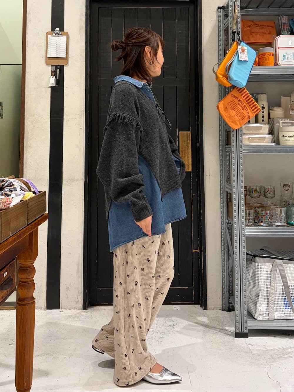 ベージュ系のその他パンツ、グレー系のニット/セーター、ブラック系のショルダーバッグを着用したレディースの秋コーディネートの3枚目の写真