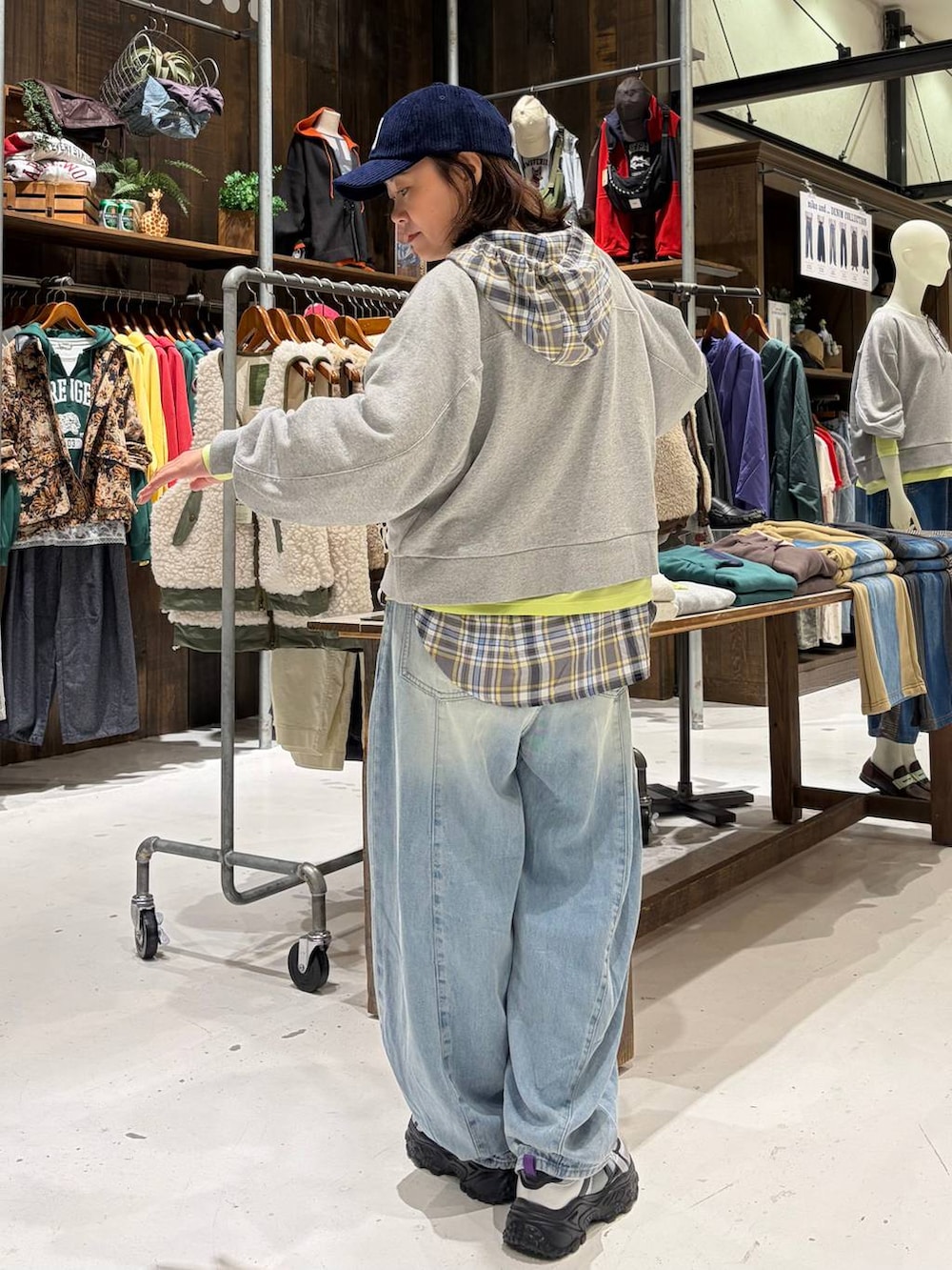 その他のスニーカー、ブルー系のデニムパンツ、グレー系のスウェットを着用したレディースの秋コーディネートの4枚目の写真