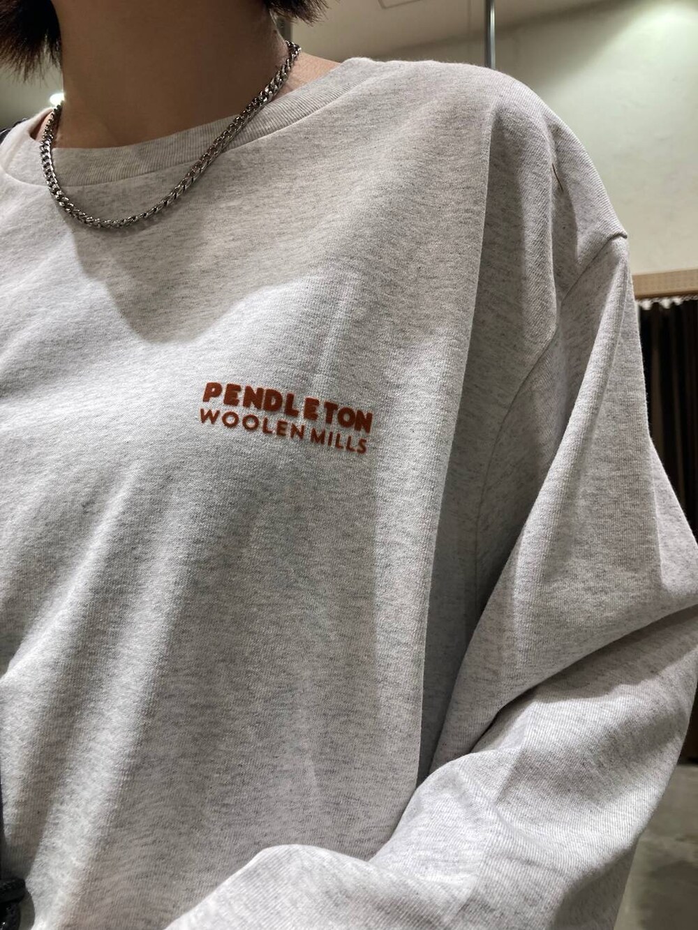 ブルー系のデニムパンツ、ブラウン系のブルゾン、ベージュ系のショルダーバッグを着用したレディースの秋コーディネートの7枚目の写真