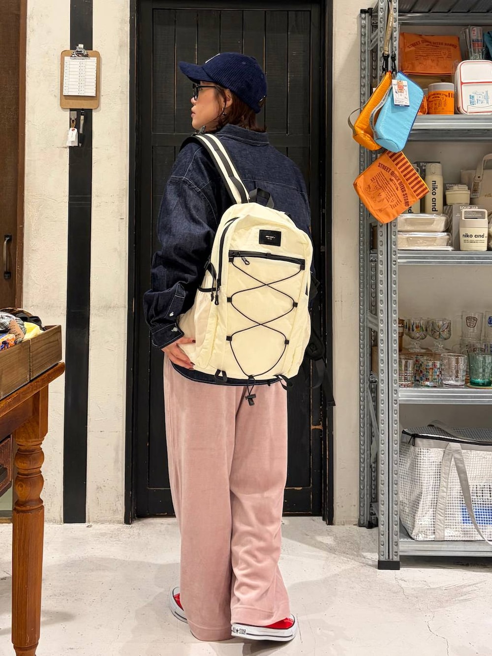 ベージュ系のバックパック/リュック、ブルー系のシャツ/ブラウス、グレー系のスウェットを着用したレディースの秋コーディネートの4枚目の写真
