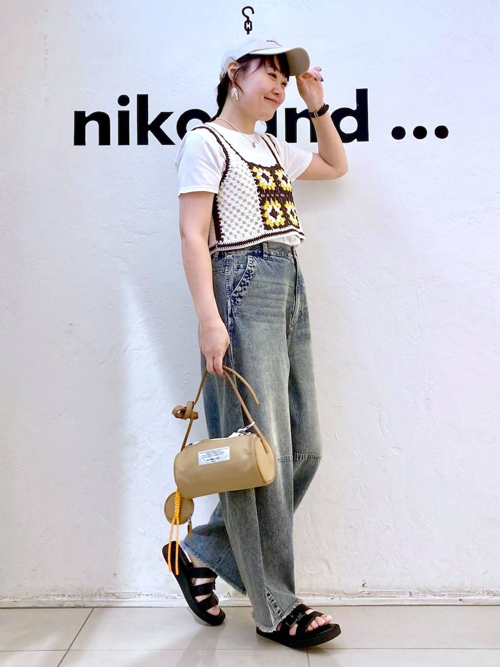 ブルー系のその他パンツ、ベージュ系のその他トップス、ホワイト系のTシャツ/カットソーを着用したレディースの夏コーディネートの5枚目の写真