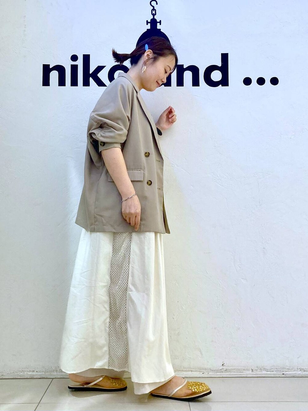ホワイト系のその他パンツ、ベージュ系のトートバッグ、イエロー系のサンダルを着用したレディースの秋コーディネートの5枚目の写真