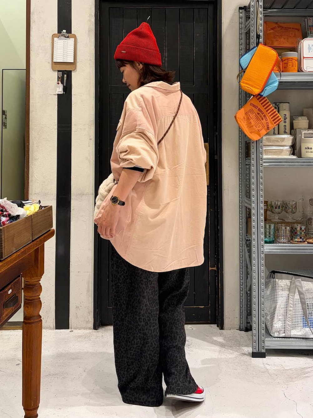 その他のその他パンツ、ベージュ系のショルダーバッグ、ピンク系のシャツ/ブラウスを着用したレディースの秋コーディネートの4枚目の写真