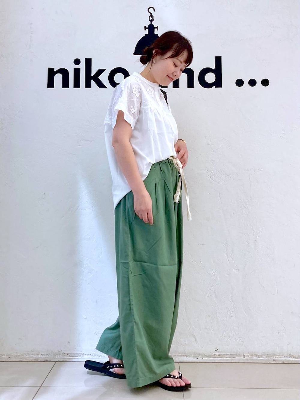 グリーン系のその他パンツ、ブラック系のサンダル、ブラック系のショルダーバッグを着用したレディースの夏コーディネートの3枚目の写真