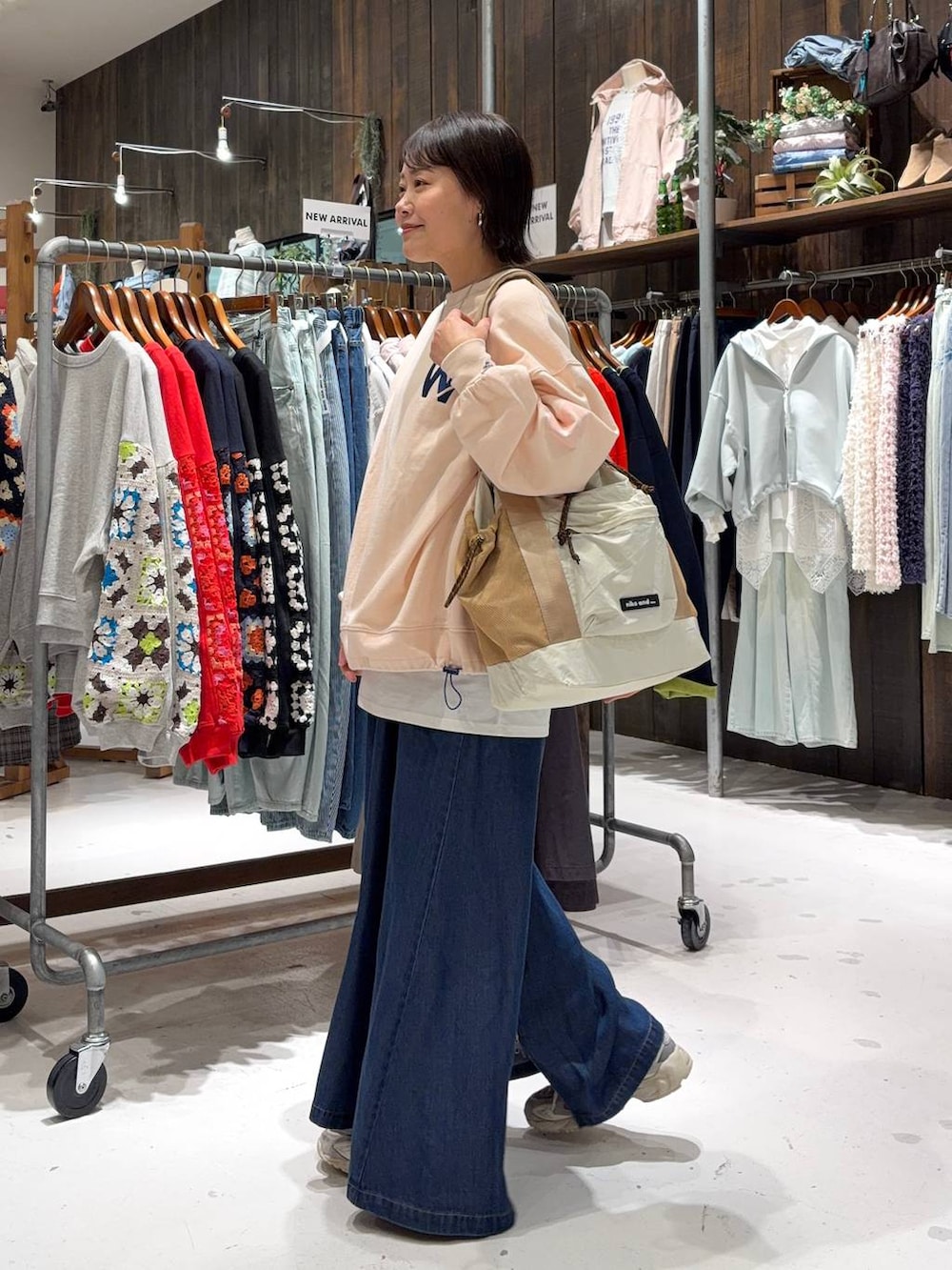 ホワイト系のTシャツ/カットソー、ベージュ系のトートバッグ、その他のネックレスを着用したレディースの冬コーディネートの4枚目の写真