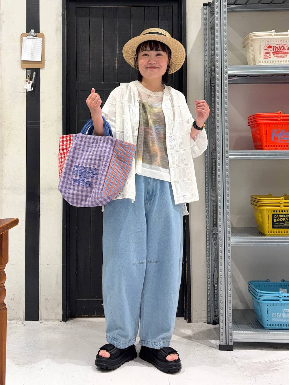 ブルー系のその他パンツ、ホワイト系のシャツ/ブラウス、パープル系のトートバッグを着用したレディースの春コーディネートの2枚目の写真