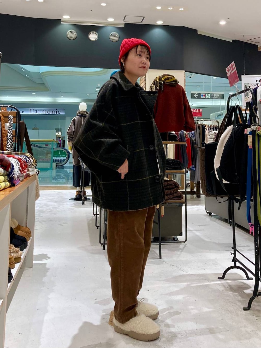 ベージュ系のスリッポン、グレー系のスウェット、ブラウン系のブルゾンを着用したレディースの冬コーディネートの5枚目の写真