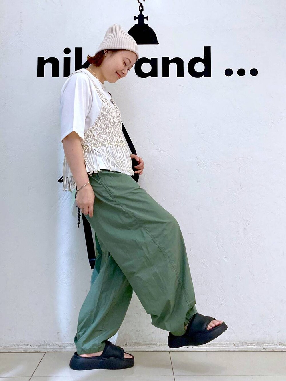 ブラック系のサンダル、ホワイト系のTシャツ/カットソー、グリーン系のその他パンツを着用したレディースの夏コーディネートの3枚目の写真