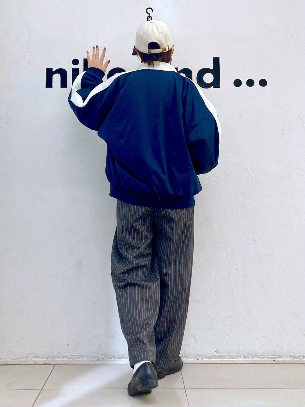 グレー系のその他パンツ、ブルー系のニット/セーター、ブルー系のジャージを着用したレディースの冬コーディネートの3枚目の写真