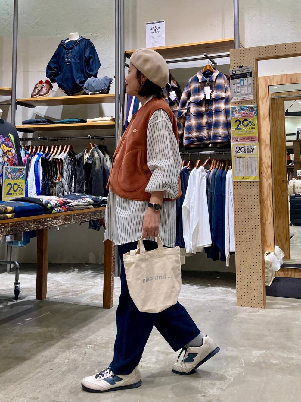 ホワイト系のトートバッグ、ホワイト系のシャツ/ブラウス、ベージュ系のハンチング/ベレー帽を着用したレディースの秋コーディネートの3枚目の写真