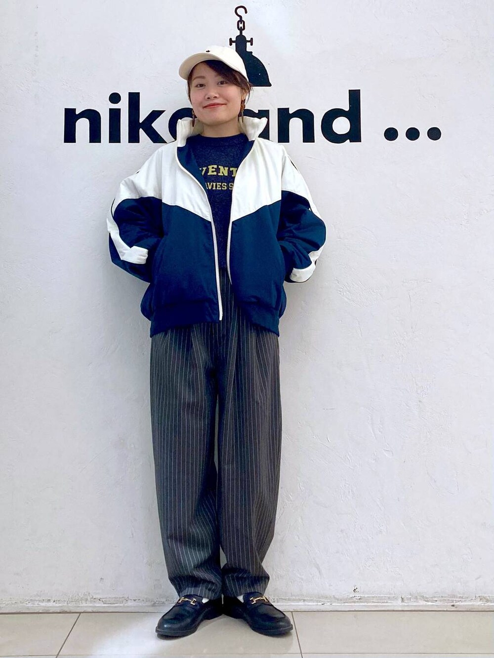 グレー系のその他パンツ、ブルー系のニット/セーター、ブルー系のジャージを着用したレディースの冬コーディネートの5枚目の写真