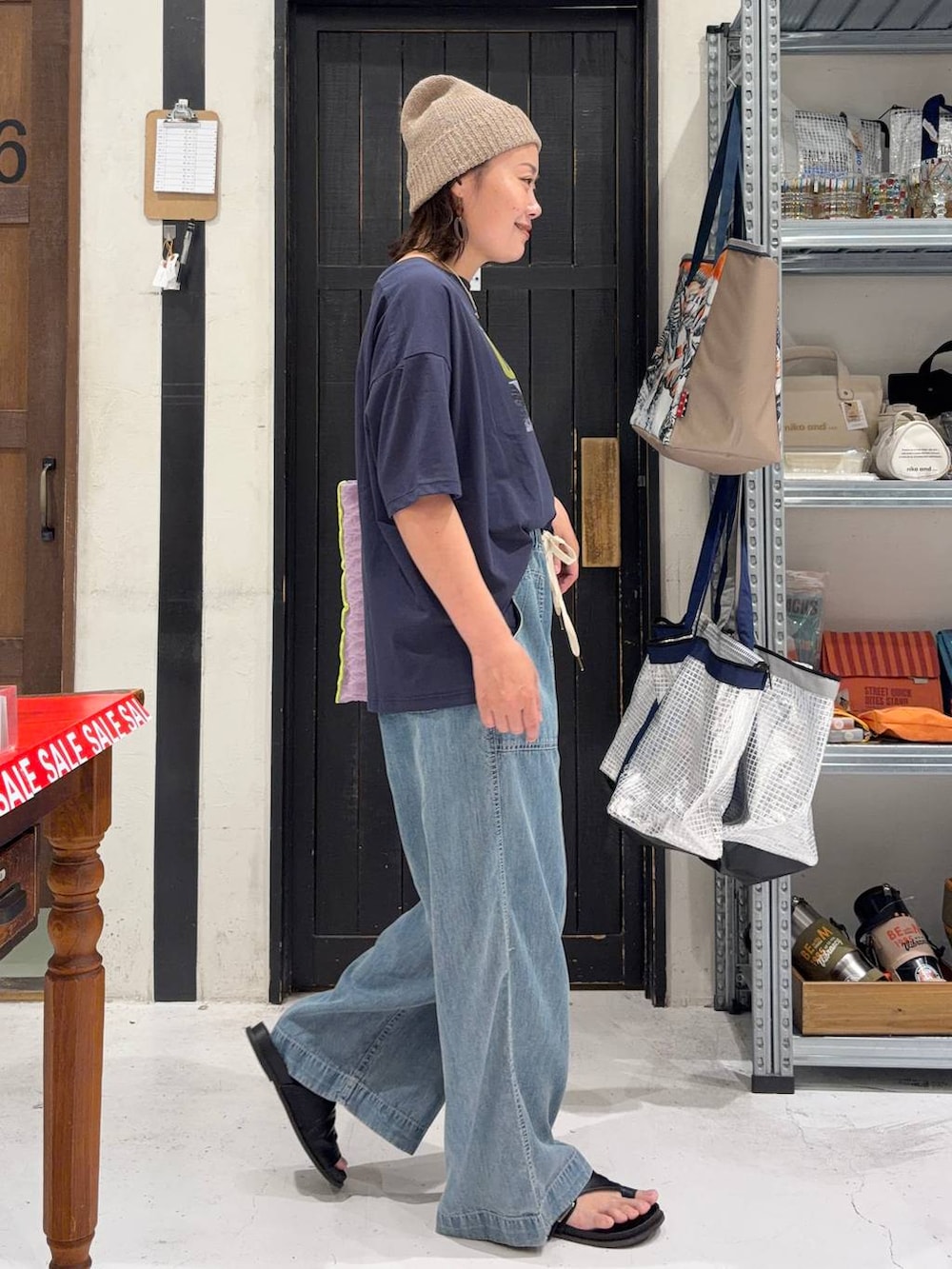 ブルー系のデニムパンツ、ブルー系のTシャツ/カットソー、ベージュ系のニットキャップ/ビーニーを着用したレディースの夏コーディネートの5枚目の写真