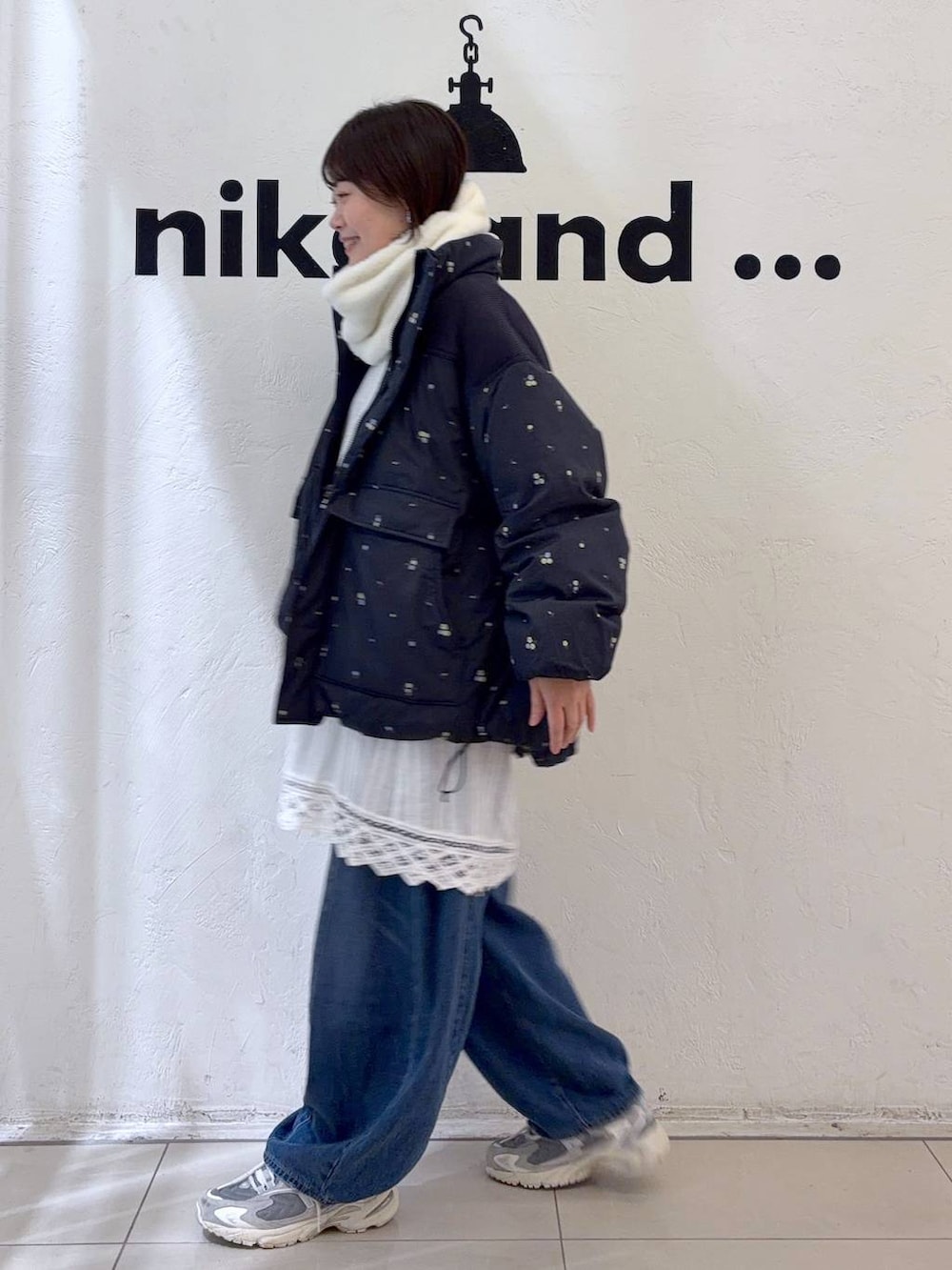 ホワイト系のTシャツ/カットソー、ブルー系のブルゾン、ホワイト系のスカートを着用したレディースの冬コーディネートの7枚目の写真