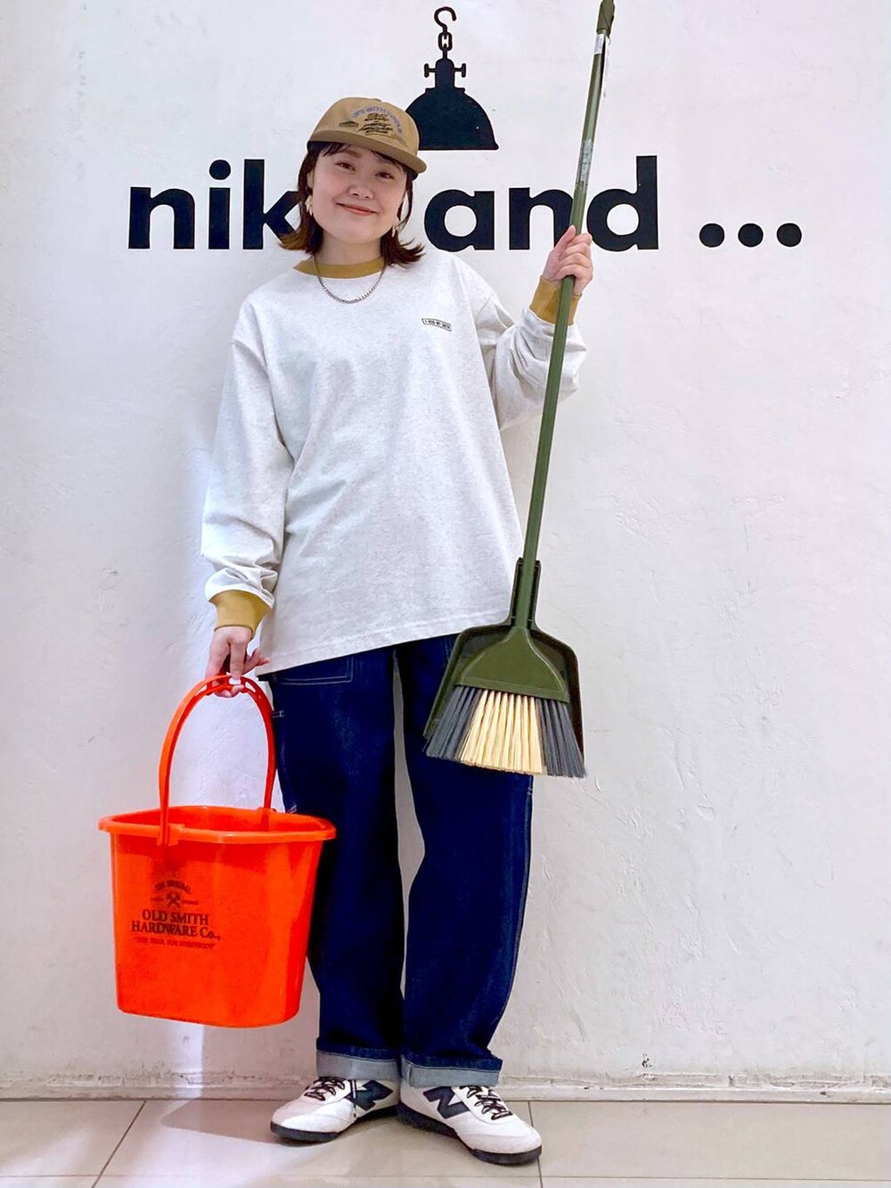 ホワイト系のスニーカー、ブルー系のデニムパンツ、グレー系のTシャツ/カットソーを着用したレディースの春コーディネートの3枚目の写真