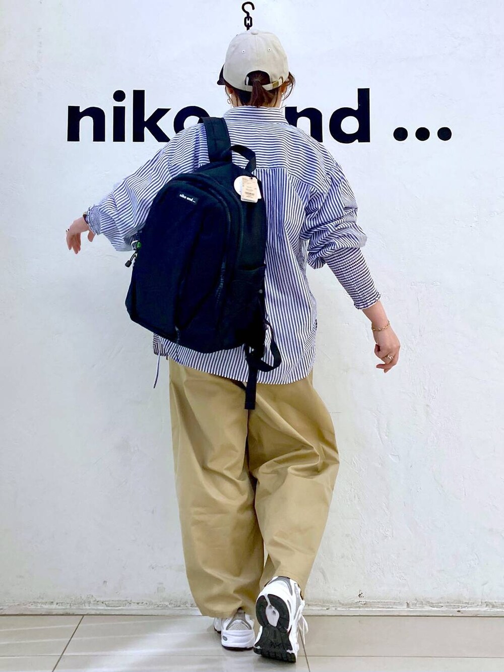 ブルー系のシャツ/ブラウス、ホワイト系のTシャツ/カットソー、ブラック系のバックパック/リュックを着用したレディースの春コーディネートの4枚目の写真