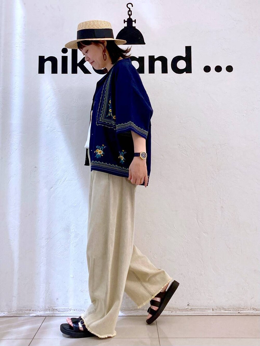 ベージュ系のその他パンツ、ブルー系のシャツ/ブラウス、ホワイト系のタンクトップを着用したレディースの春コーディネートの5枚目の写真