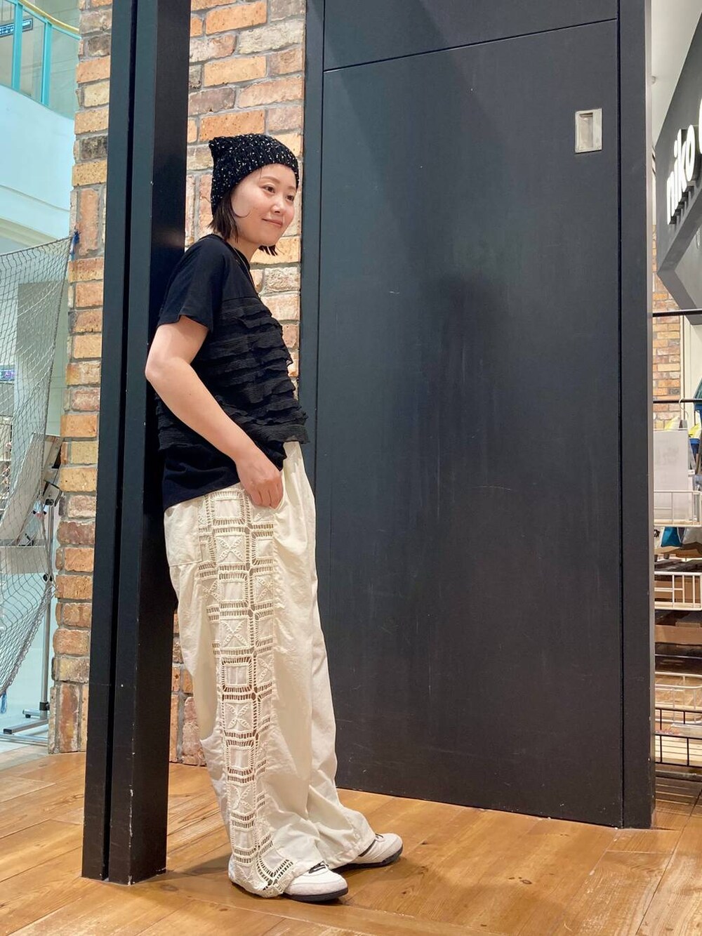 ベージュ系のその他パンツ、ブラック系のTシャツ/カットソー、ブラック系のトートバッグを着用したレディースの夏コーディネートの5枚目の写真