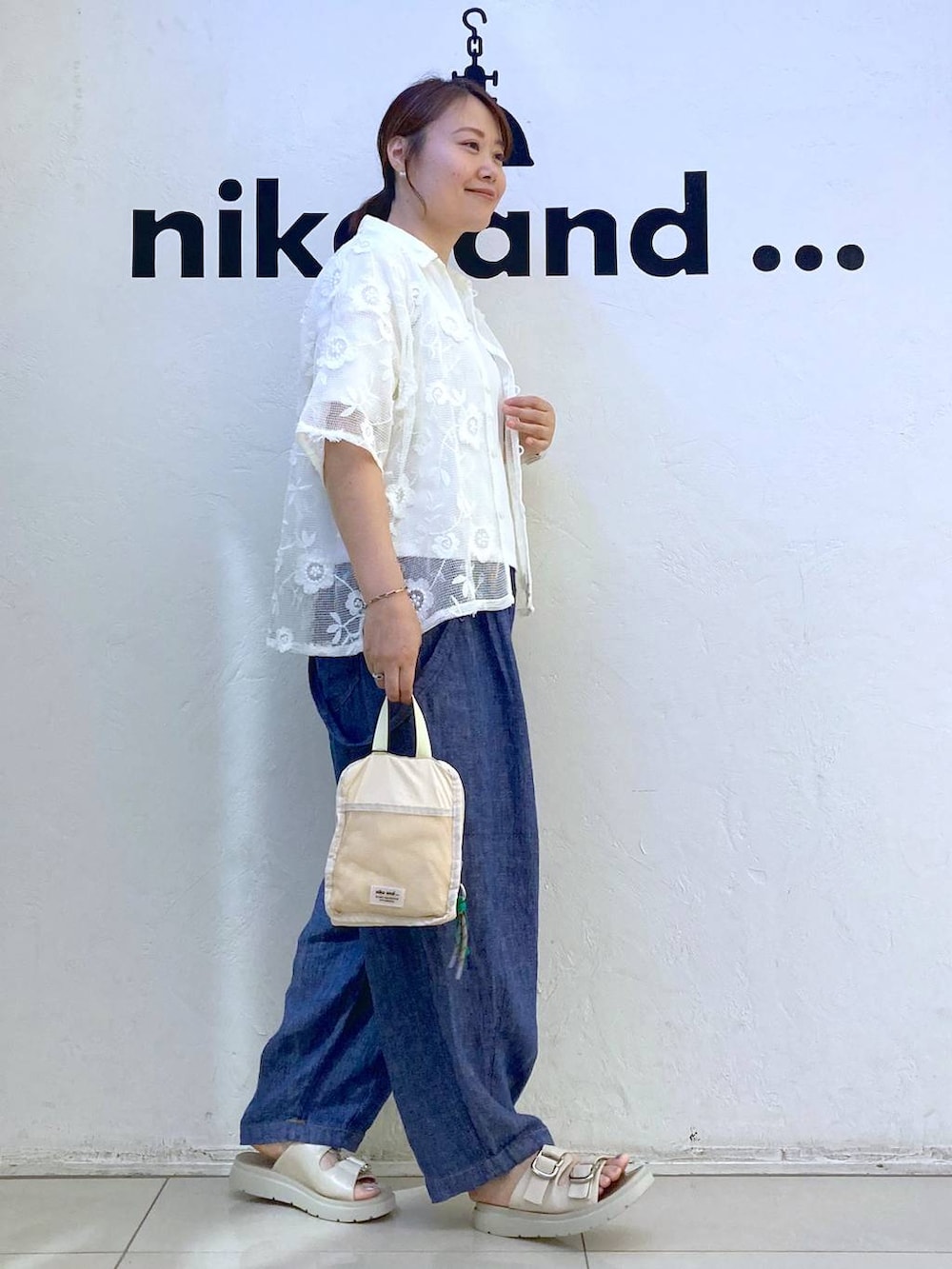 ベージュ系のサンダル、ブルー系のその他パンツ、ベージュ系のショルダーバッグを着用したレディースの夏コーディネートの5枚目の写真