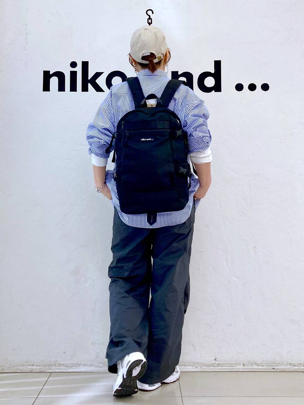 ホワイト系のTシャツ/カットソー、ブラック系のバックパック/リュック、グレー系のその他パンツを着用したレディースの春コーディネートの4枚目の写真