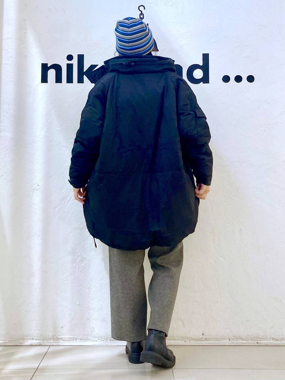 ブラック系のニット/セーター、ホワイト系のその他パンツ、ブラック系のブルゾンを着用したレディースの冬コーディネートの5枚目の写真