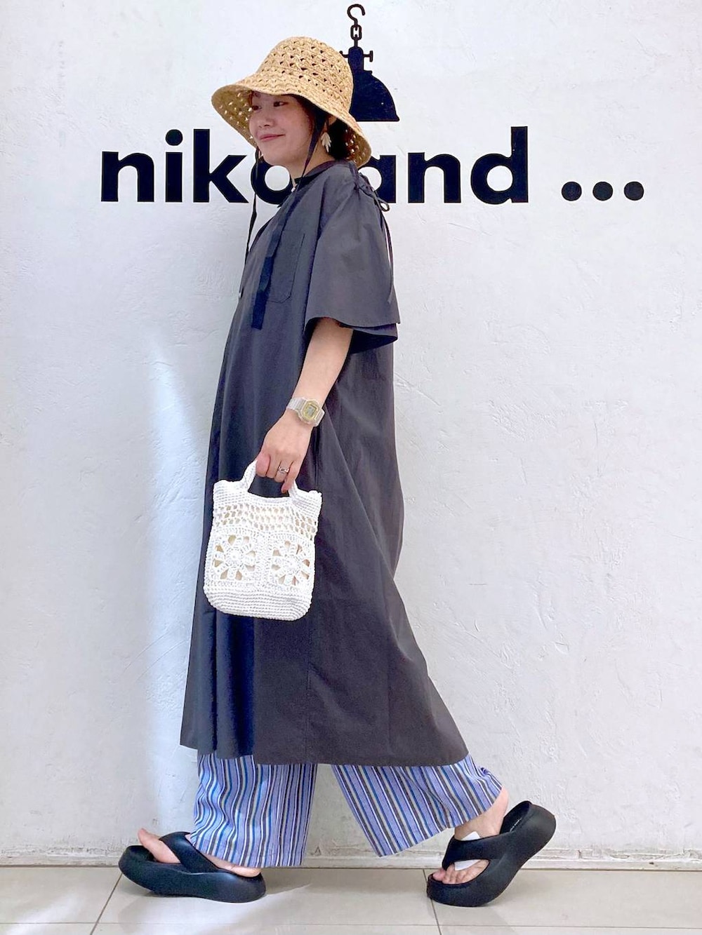 「ママコーデ、カジュアル、時計、GLOBAL WORK、ワンピース、ナチュラル、夏コーデ、niko and ...、この夏の推しアイテム、ショルダーバッグ、サンダル、パンツ、ワイドパンツ、ウエストゴム、Tシャツ」｜「niko and...のオリジナル2WAYメタリックショルダーバッグ（ショルダーバッグ、ホワイト系）」を使った、カワモトさん（レディース・162cm）の春コーディネートの2枚目の写真