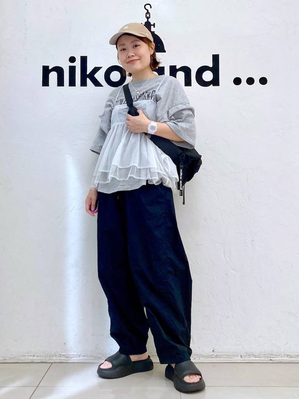 グレー系のキャミソール、ブラック系のサンダル、ブラック系のその他パンツを着用したレディースの夏コーディネートの2枚目の写真