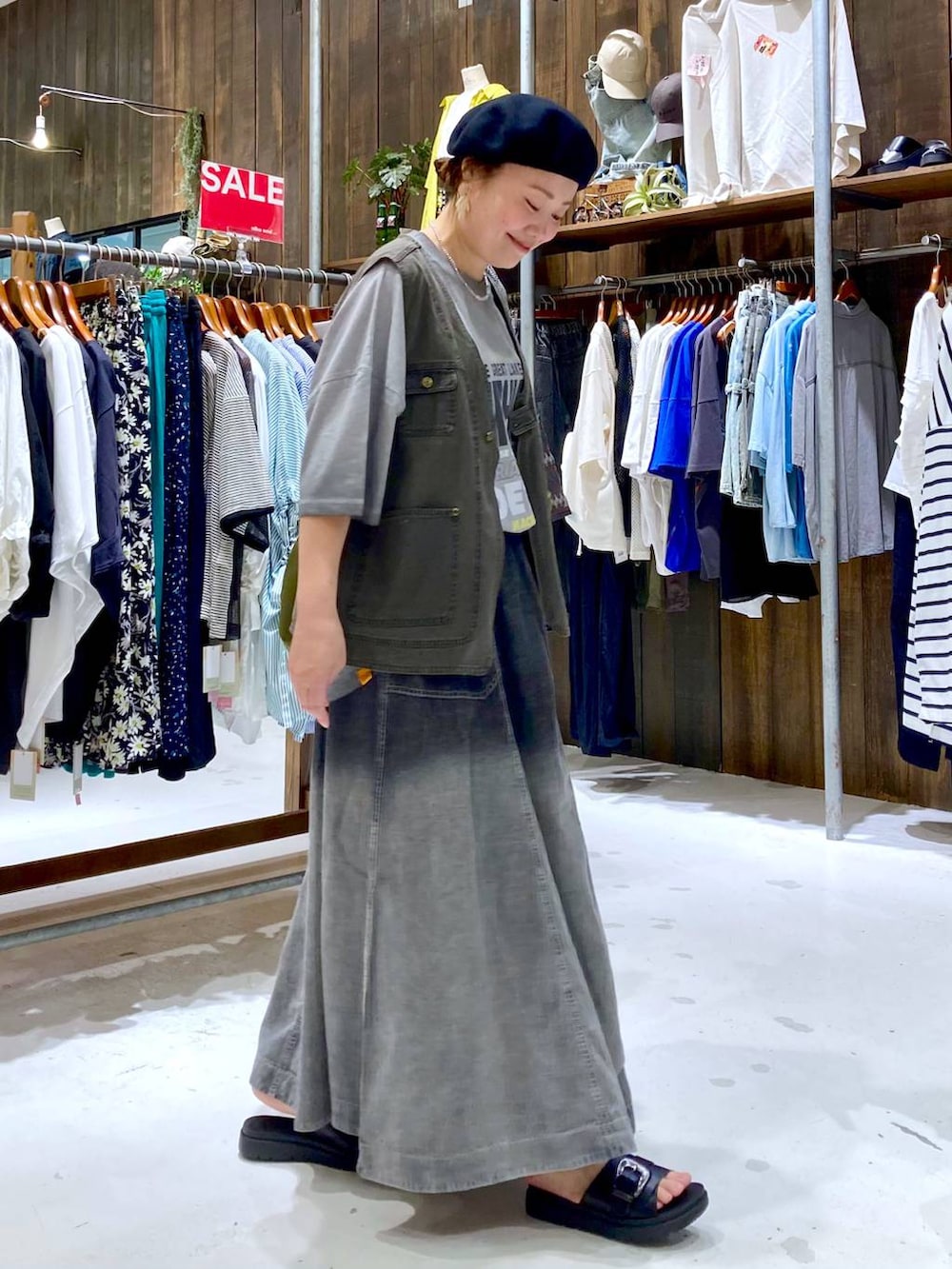 グレー系のスカート、ブラック系のサンダル、グレー系のTシャツ/カットソーを着用したレディースの夏コーディネートの3枚目の写真