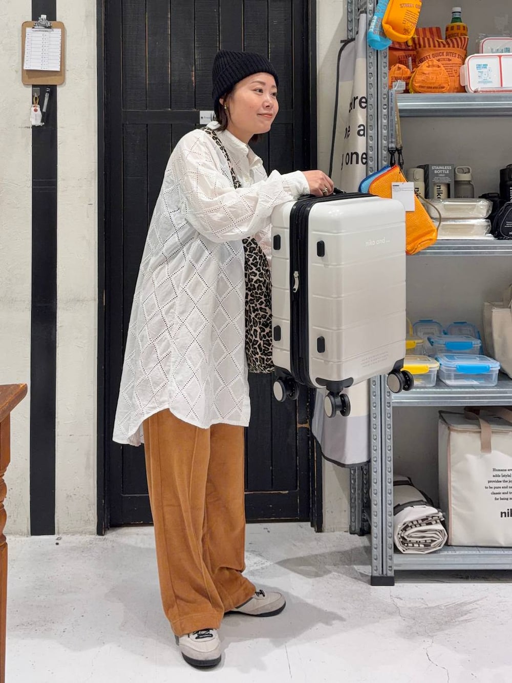 その他のトートバッグ、オレンジ系のその他パンツ、ホワイト系のチュニックを着用したレディースの春コーディネートの4枚目の写真