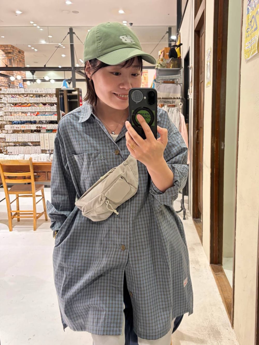 ブルー系のデニムパンツ、ブルー系のシャツ/ブラウス、グレー系のボディバッグ/ウエストポーチを着用したレディースの春コーディネートの2枚目の写真