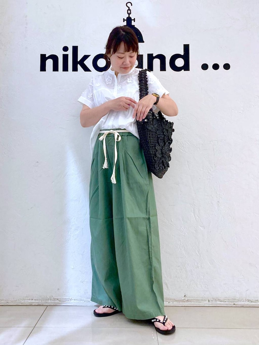 グリーン系のその他パンツ、ブラック系のサンダル、ブラック系のショルダーバッグを着用したレディースの夏コーディネートの2枚目の写真