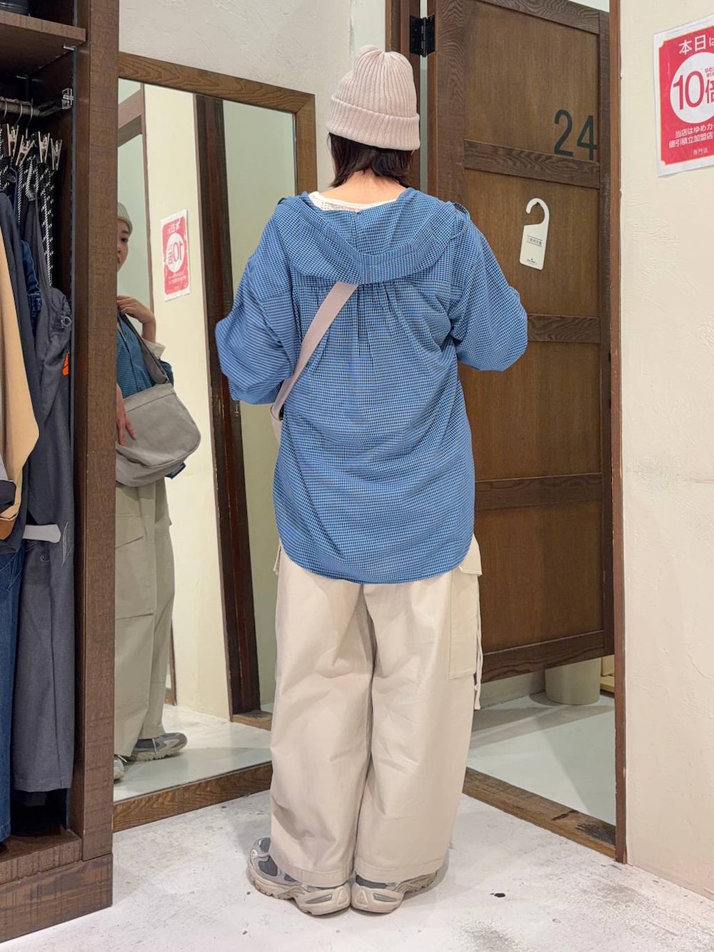 ベージュ系のカーゴパンツ、ブルー系のシャツ/ブラウス、グレー系のショルダーバッグを着用したレディースの春コーディネートの6枚目の写真