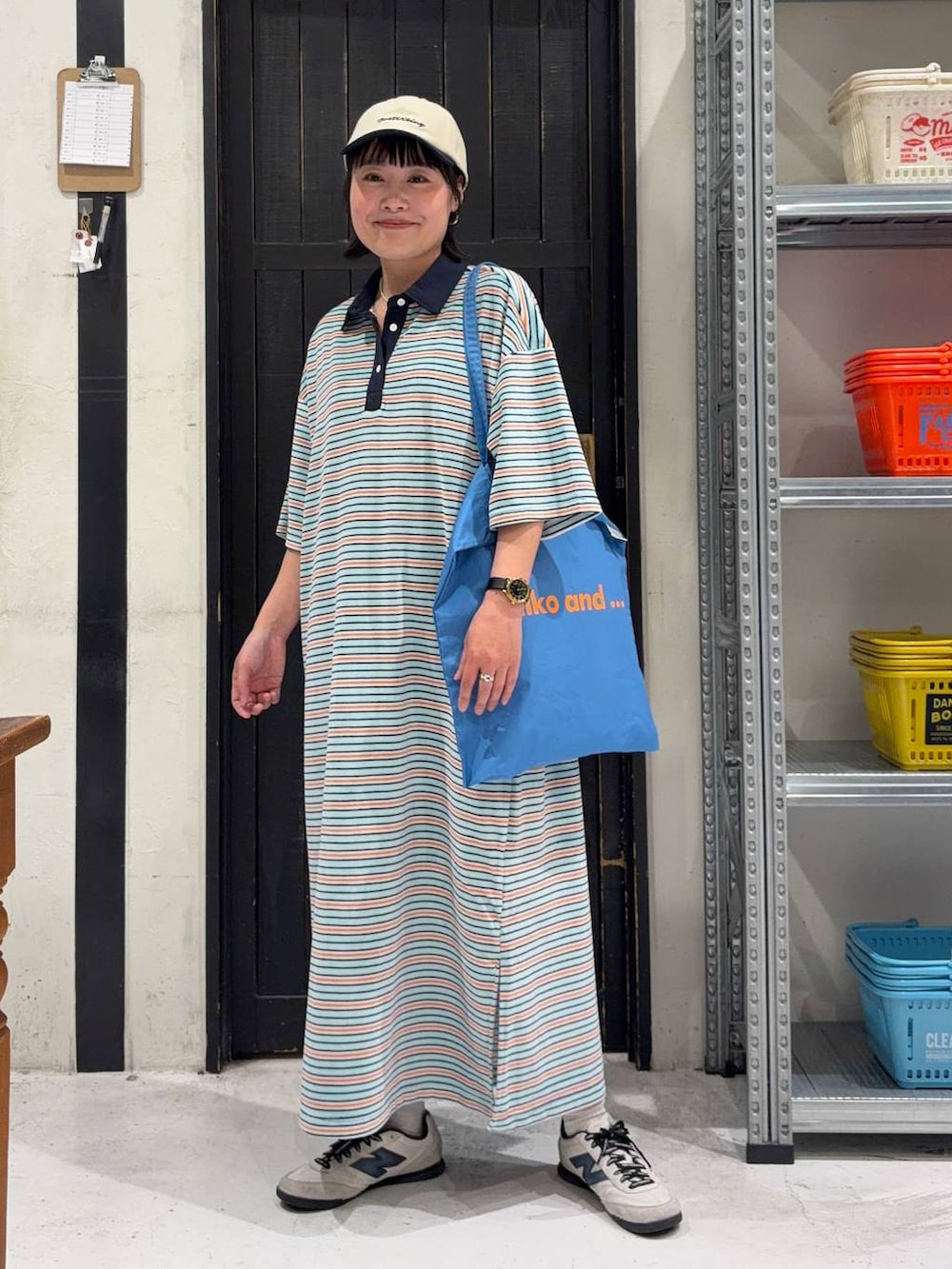 ブルー系のトートバッグ、ブルー系のワンピース、その他のキャップを着用したレディースの春コーディネートの2枚目の写真