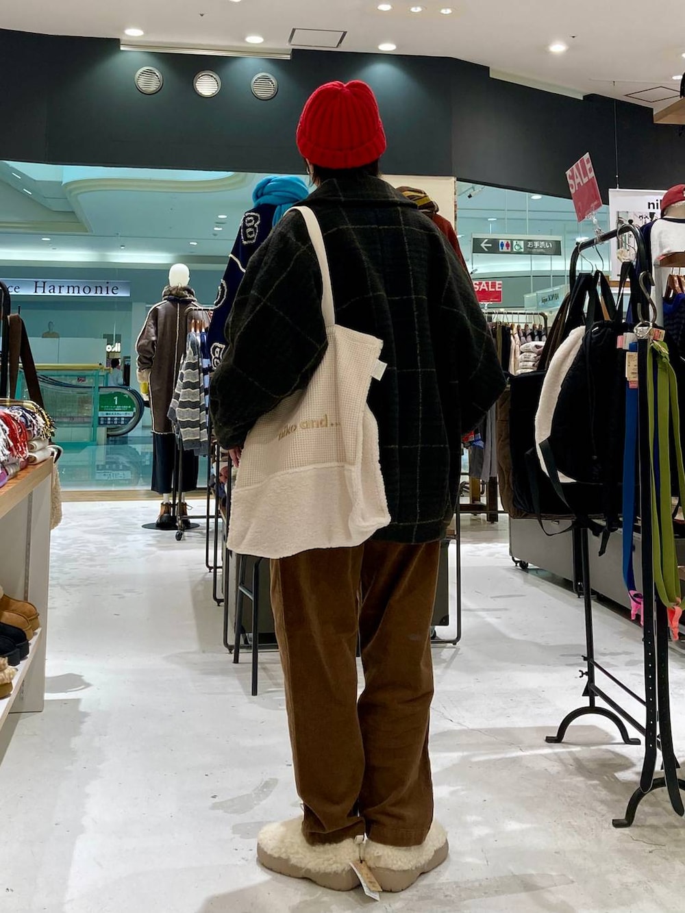 ベージュ系のスリッポン、グレー系のスウェット、ブラウン系のブルゾンを着用したレディースの冬コーディネートの4枚目の写真