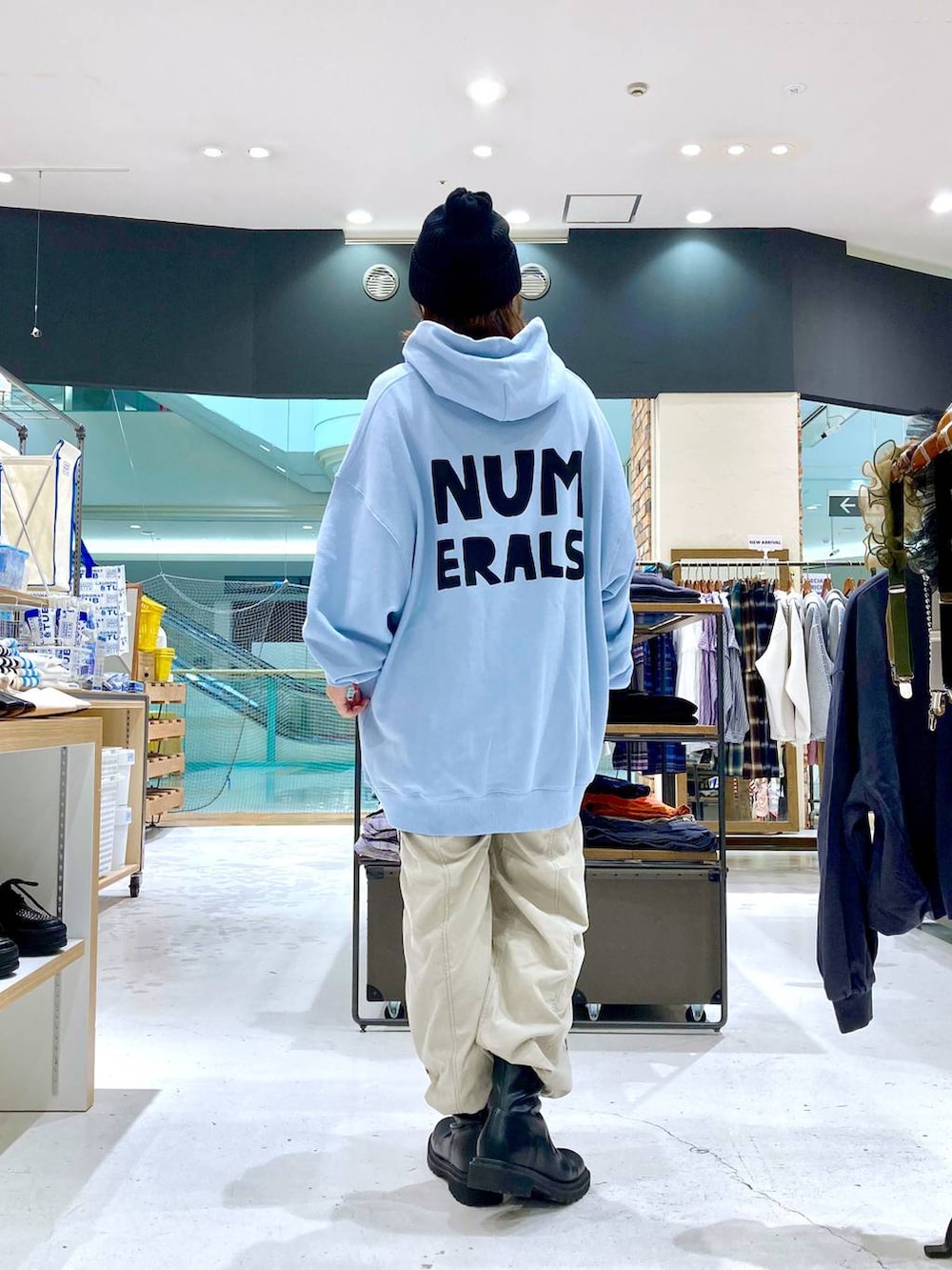 ベージュ系のその他パンツ、ブラック系のニットキャップ/ビーニー、その他のネックレスを着用したレディースの秋コーディネートの3枚目の写真