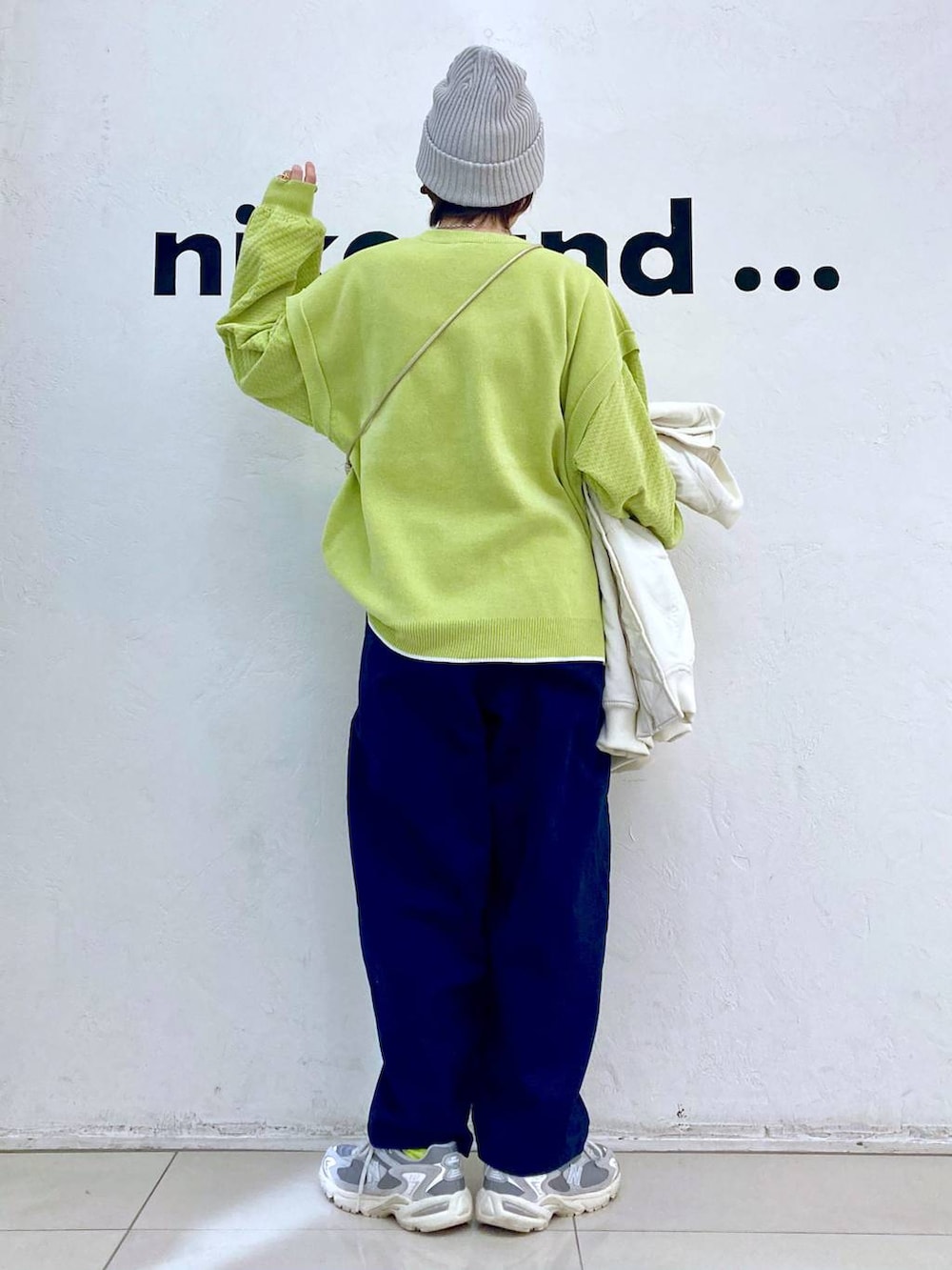 ブルー系のその他パンツ、ベージュ系のMA-1、ベージュ系のショルダーバッグを着用したレディースの冬コーディネートの5枚目の写真