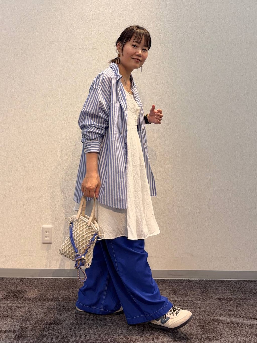 ブルー系のシャツ/ブラウス、ベージュ系のワンピース、ベージュ系のトートバッグを着用したレディースの春コーディネートの5枚目の写真