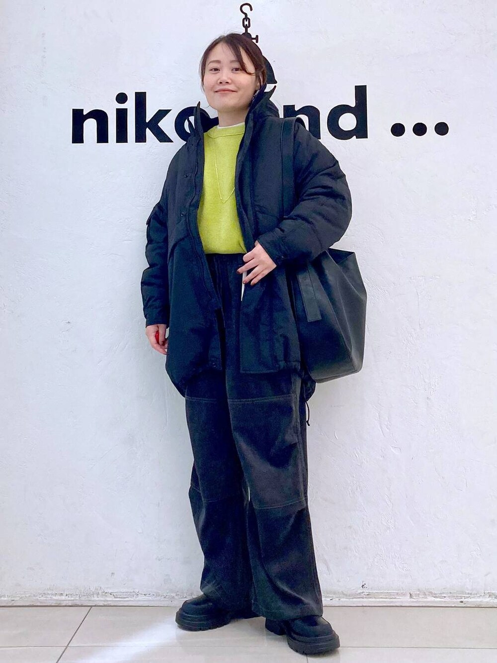 グレー系のその他パンツ、ブラック系のショルダーバッグ、ブラック系のブーツを着用したレディースの冬コーディネートの2枚目の写真