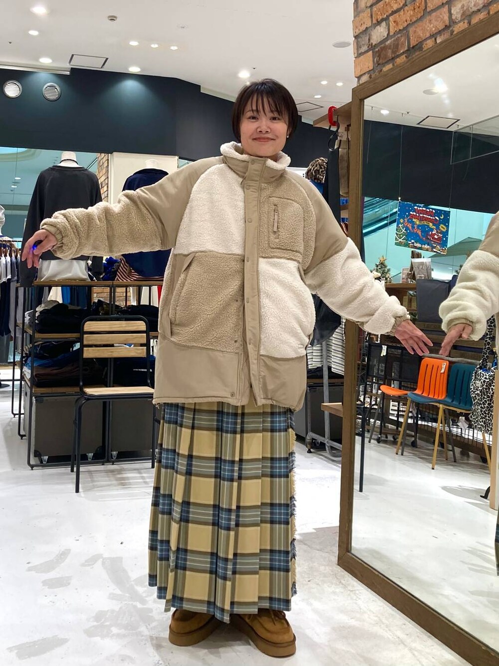 ホワイト系のショルダーバッグ、イエロー系のモカシン/デッキシューズ、ベージュ系のその他アウターを着用したレディースの秋コーディネートの2枚目の写真