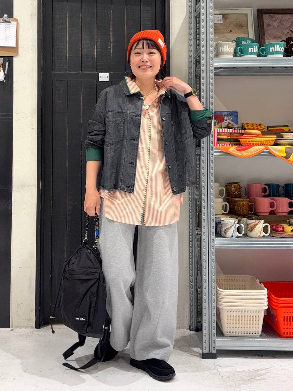 グレー系のスウェットパンツ、ブラック系のその他シューズ、ブラック系のバックパック/リュックを着用したレディースの冬コーディネートの5枚目の写真