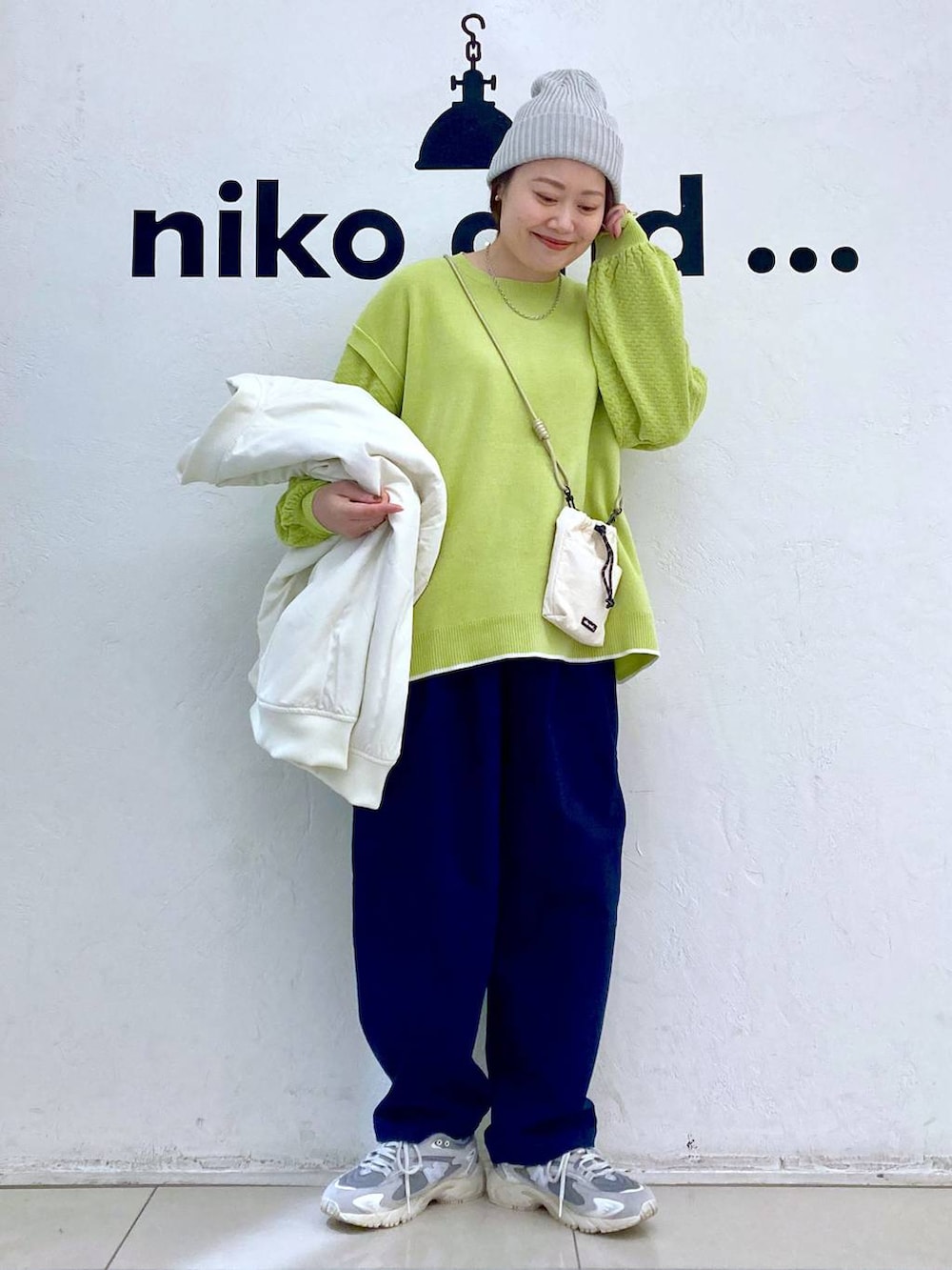 ブルー系のその他パンツ、ベージュ系のMA-1、ベージュ系のショルダーバッグを着用したレディースの冬コーディネートの2枚目の写真