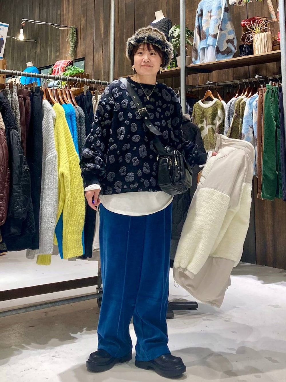 ベージュ系のその他アウター、ホワイト系のTシャツ/カットソー、ブルー系のその他パンツを着用したレディースの冬コーディネートの2枚目の写真